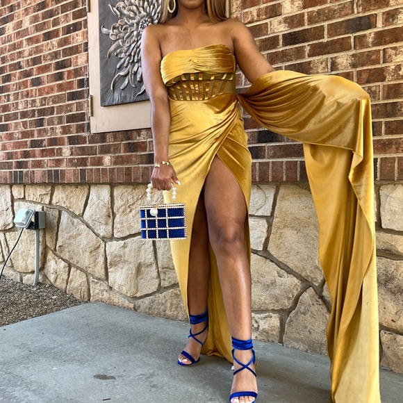 Gold Velvet gown with high slit - Picture 3 of 3